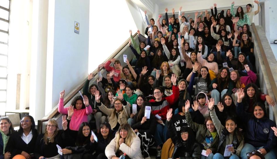 Cierre actividad +Mujer en Ciencia Adolescentes juntas en una escalera de brazos alzados