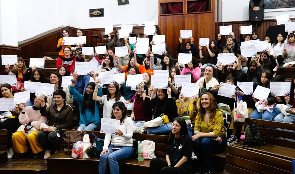 Adolescentes con el diploma de finalización