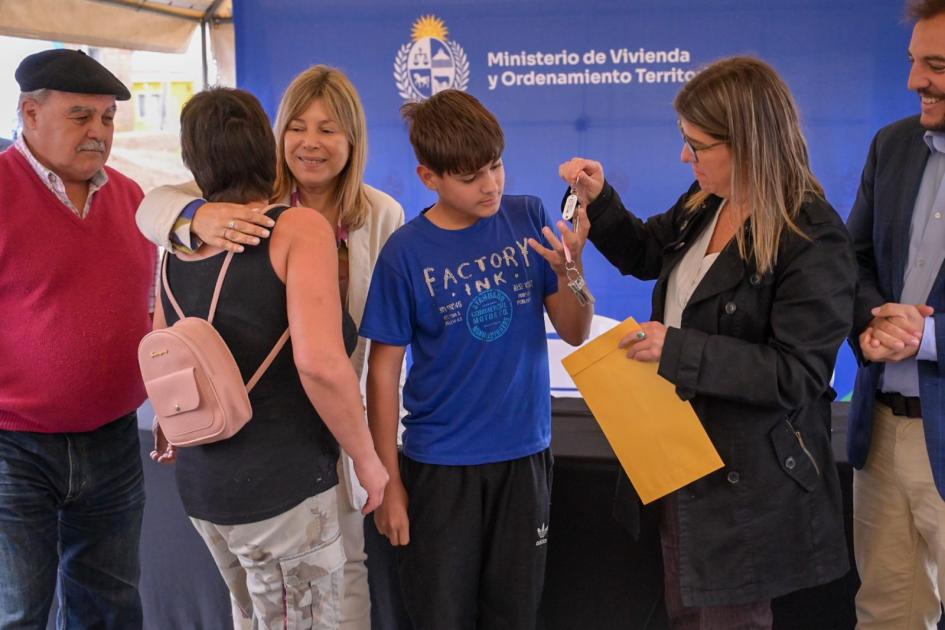 Día de festejo y celebración: Ministra de Vivienda entregó 12 casas en Pando Norte Día de festejo y celebración: Ministra de Vivienda entregó 12 casas en Pando Norte