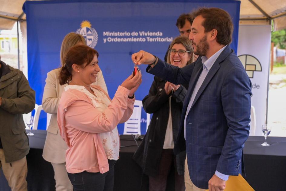 Día de festejo y celebración: Ministra de Vivienda entregó 12 casas en Pando Norte Día de festejo y celebración: Ministra de Vivienda entregó 12 casas en Pando Norte