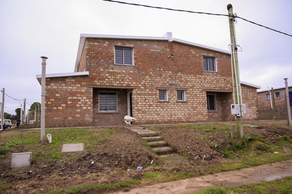 Día de festejo y celebración: Ministra de Vivienda entregó 12 casas en Pando Norte Día de festejo y celebración: Ministra de Vivienda entregó 12 casas en Pando Norte