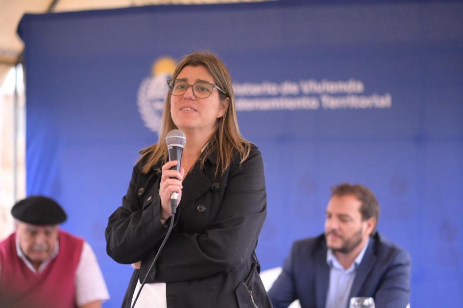 Día de festejo y celebración: Ministra de Vivienda entregó 12 casas en Pando Norte Día de festejo y celebración: Ministra de Vivienda entregó 12 casas en Pando Norte