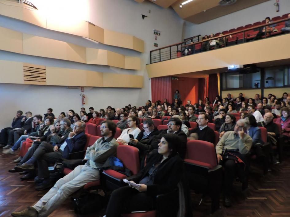Sala de Actos en la Facultad de Arquitectura donde autoridades del Mvotma realizan la apertura de la actividad ante los y las asistentes. La sala se encuentra con la capacidad completa