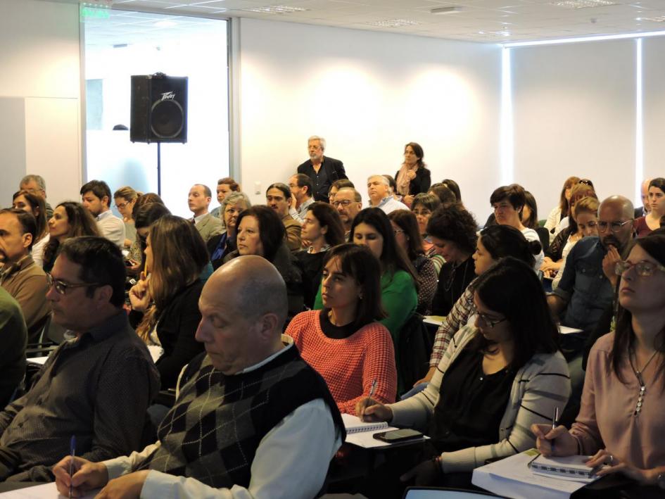 En la sala los y las asistentes al encuentro 