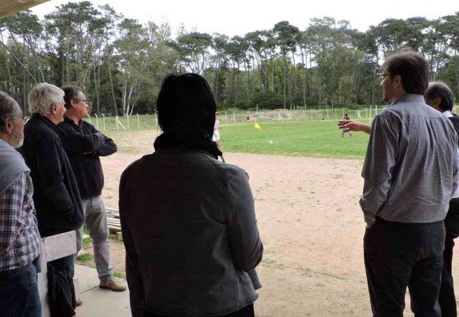 Imagen de recorrida por parque Andresito de la Paloma Rocha. Se ve al director nacional de Ordenamiento Territorial José Freitas, Junto al alcalde de La Paloma José Luis Olivera, técnicos de la Intendencia de Rocha y gerenta de la Dinot Verónica Pastore dialogan parados mirando hacia unas canchas de futbol. 