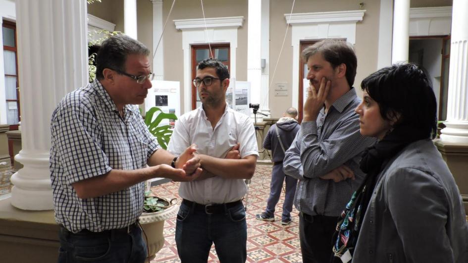 Imagen en hall de la Intendencia donde se encuentran parados hablando el intendente de Rocha Anibal Pereyra, Freitas, Pastore y técnico de la Intendencia de Rocha 