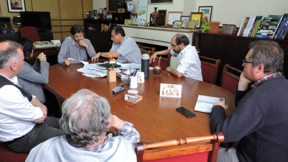 Foto en el despacho de Pereyra con freitas, Olivera y técnicos conversando alrededor de la mesa