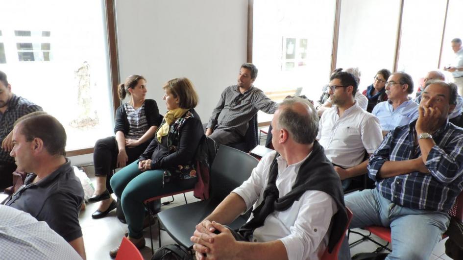 Imagen de personas en el taller. Se ven las personas sentadas y un hombre está habland. El resto escucha atentamente o 
