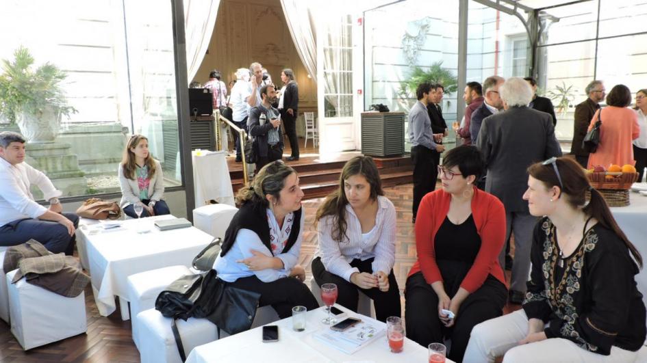 imagen de mesa con invitados conversando 