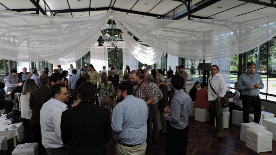 Imagen general del evento con personas paradas conversando y celebrando 