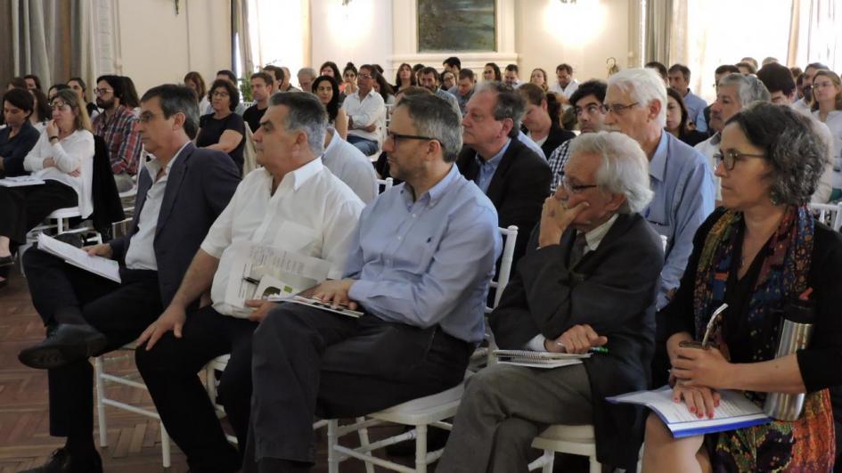 Imagen del público al momento de las exposiciones. Se ven en primera plana a García, Vidalín, el rector de la Udelar Rodrigo Arím, el ex ministro de Vivienda Mariano Arana y la senadora Patricia Ayala escuchando las ponencias 