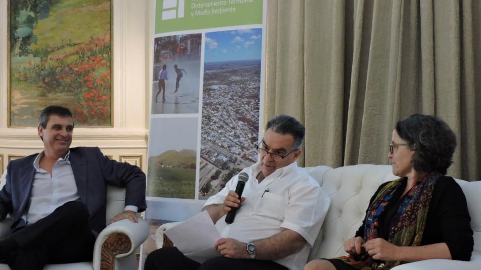 Imegen en livin con Vidalín hablando, a su izquierda García se sonríe y a su derecha Ayala lo escucha atentamente 