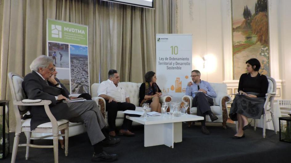 Imagen de living con Arím hablado, Ayala, Vidalín, García, Arana y Pastore