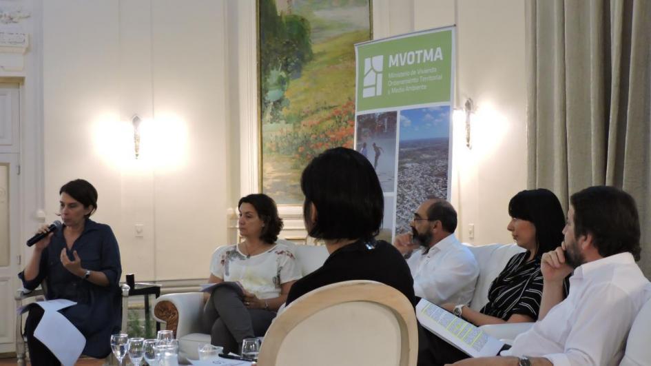 Imagen de otro panel del living integrada por técnicas de Ordenamiento Territorial de las intendencias de Rivera, Canelones y Paysandú, el alcalde de la Paloma Olivera y el secretario general de la Intendencia de Río Negro Guillermo Levratto 