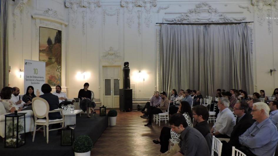 Otra imagen del panel donde se ve también parte del público 