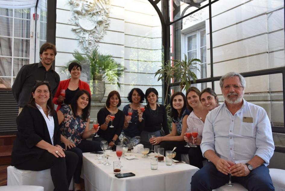 Imegen del momento del brindis mesa con personas de la intendencia de Canelones y de la Dinot 