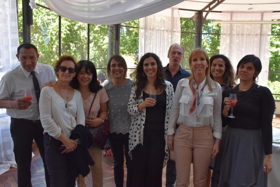 Imagen momento de brindis con funcionarias y funcionario de la Dinot 