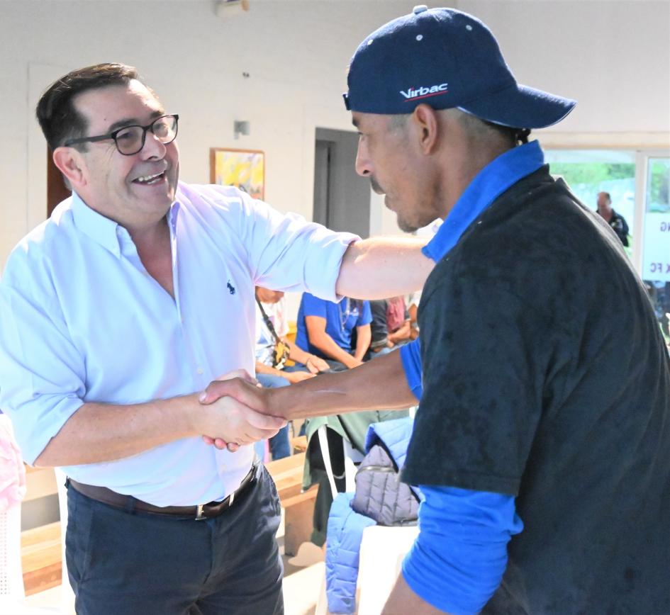 Coordinador general Rody Macías junto a participante de Paysandú