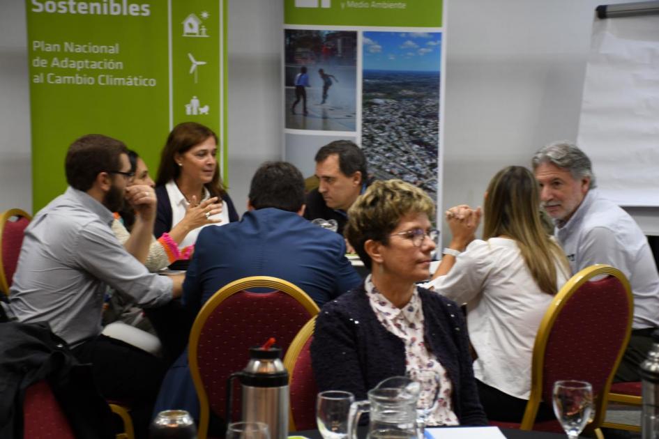 Jornada de formación Varias personas sentadas en distintas mesas dialogando entre ellas