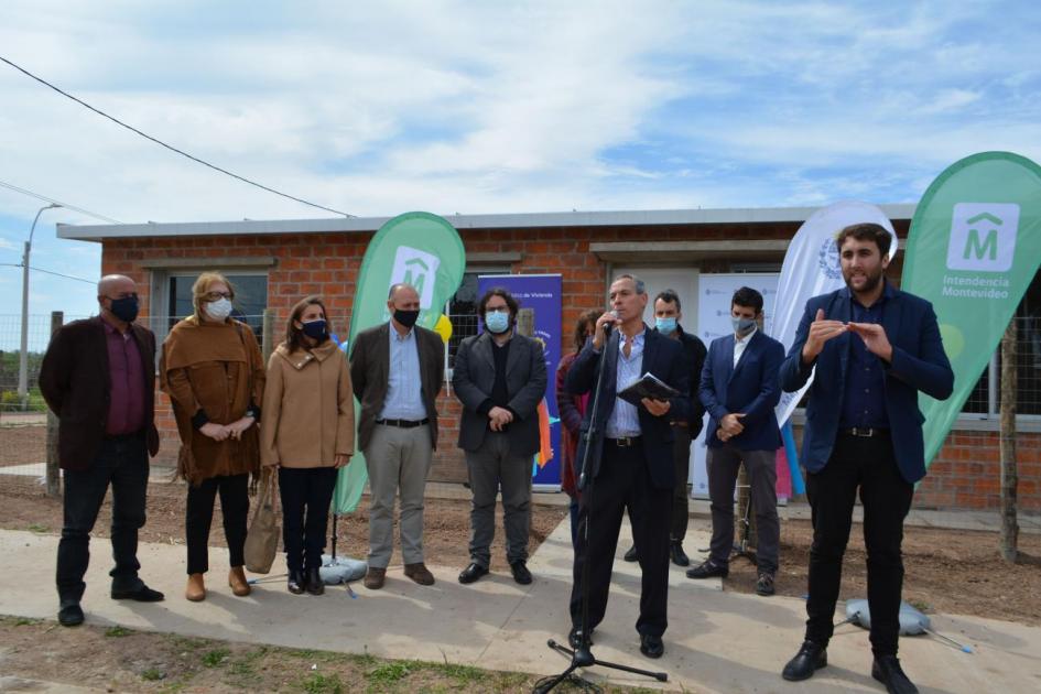 Autoridades presentes en inauguración de vivienda - Cauceglia