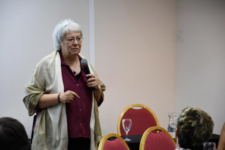 Expositora dando una charla sobre Derecho de propiedad, planificación urbana y cambio climático