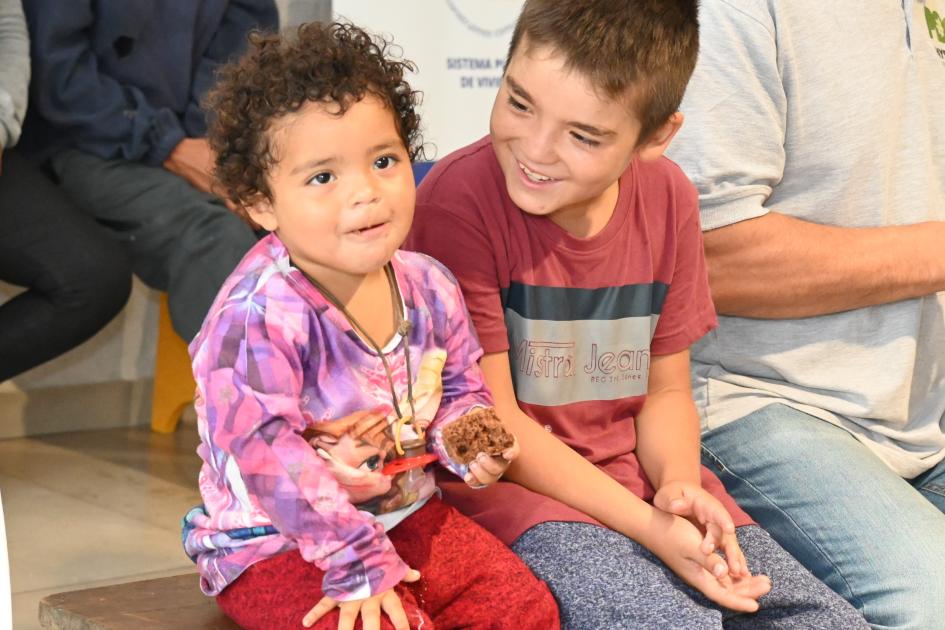 Niños en la presentación del proyecto Leandro Gómez