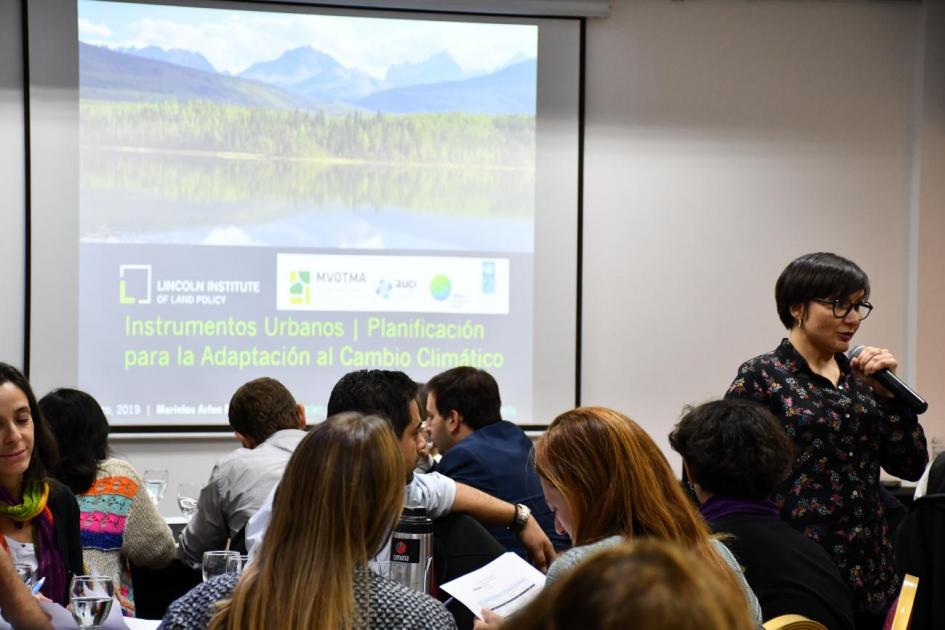 Marielos Arlen Marin dado una charla sobre Instrumentos urbanísticos: Cambio climático y políticas de suelo