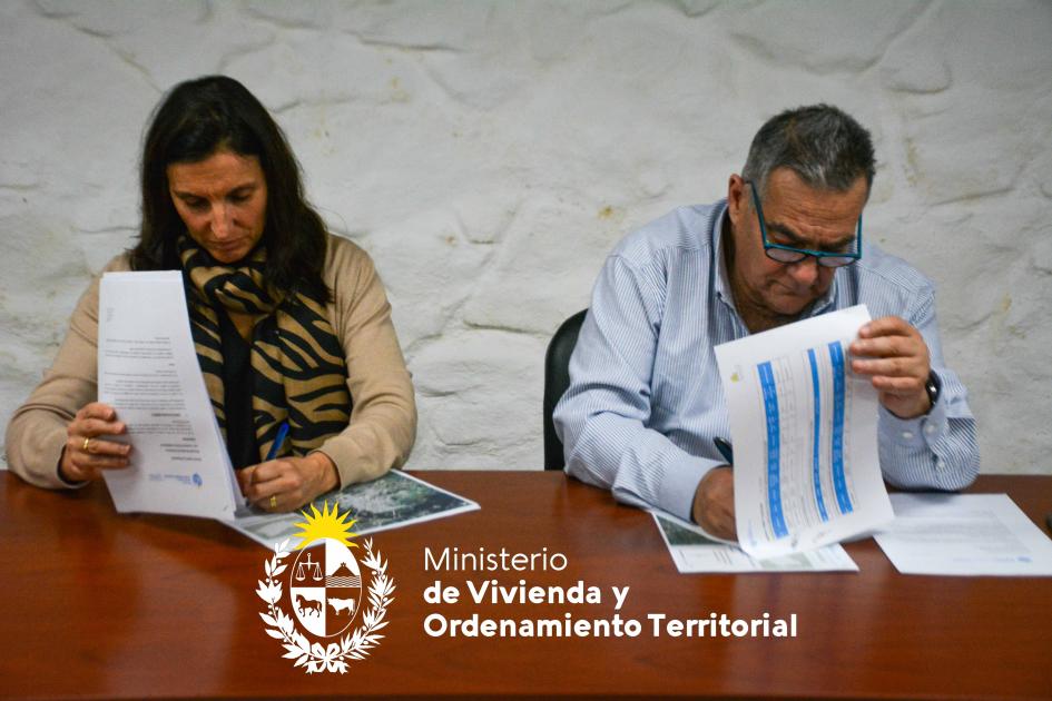 autoridades firmando autoridades firmando