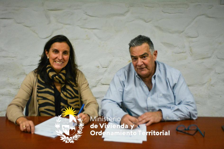 autoridades firmando autoridades firmando
