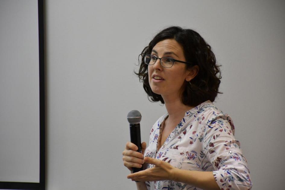 Melinda Lis Maldonado presentando ejemplo de casos en Argentina