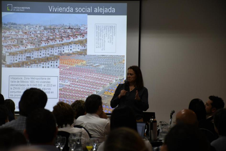 Marcela Román Forestelli hablando sobre regulación de mercados de suelo y cambio climático