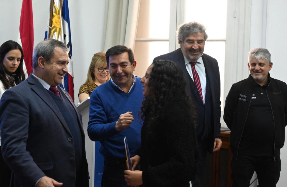 Entrega de diplomas del curso de Instalador de yeso