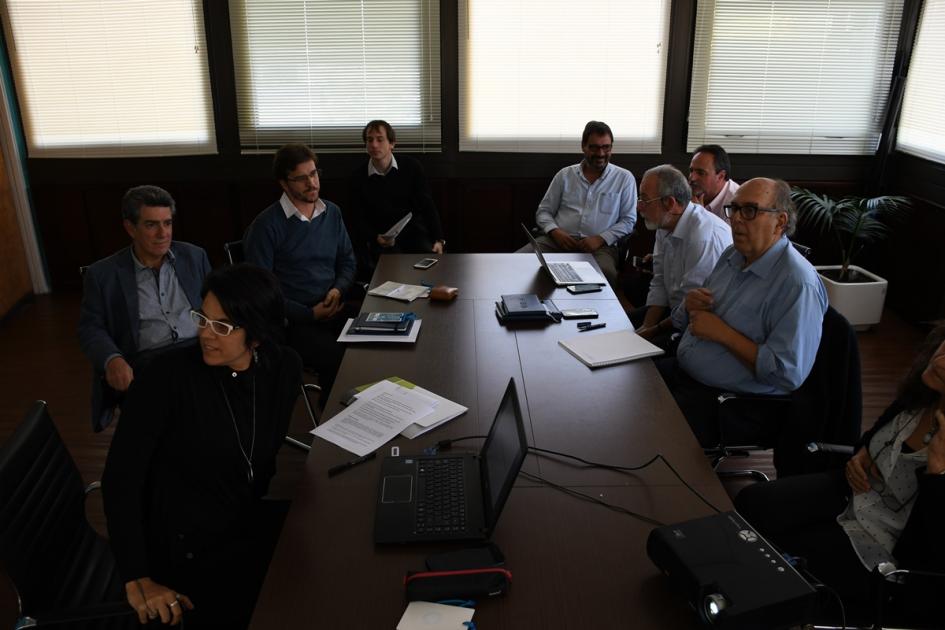 Sala de reuniones con representantes de ASSE y Dinot, autoridades y equipos técnicos de ambas instituciones sentados alrededor de una mesa dialogando