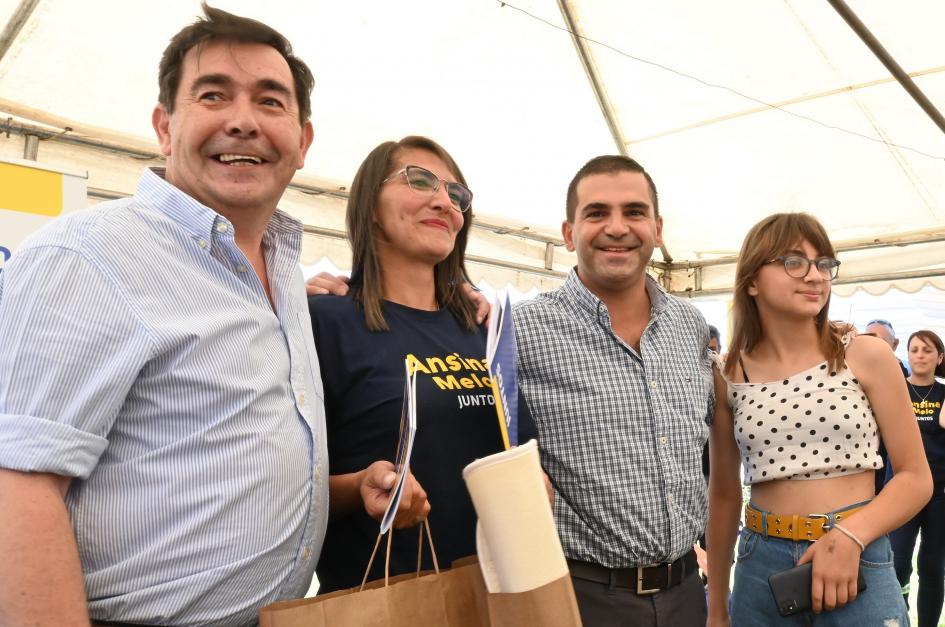 Ceremonia de entrega de viviendas en la ciudad de Melo