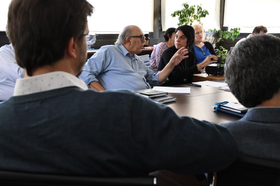 Sala de reuniones con representantes de ASSE y Dinot, autoridades y equipos técnicos de ambas instituciones sentados alrededor de una mesa dialogando