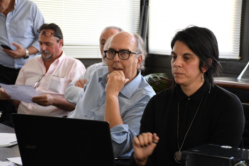 Técnica de la Dinot realizando presentación de información con su computadora