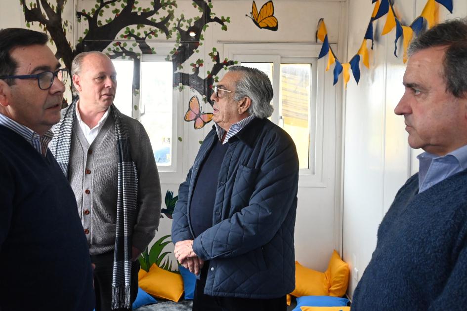 Autoridades del MVOT visitando la biblioteca infantil ubicada en el obrador de Juntos