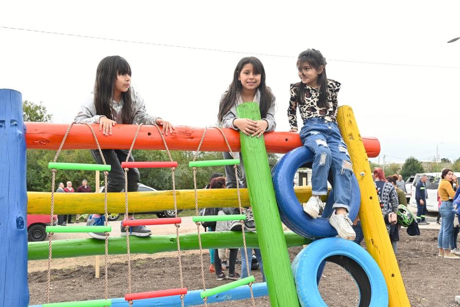 Niños jugando en la nueva plaza