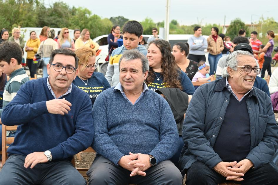 Autoridades en la inauguración de la plaza Cimarrón III