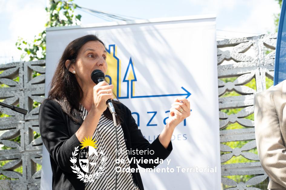MVOT y Ministerio de Interior entregaron primera vivienda a funcionaria policial