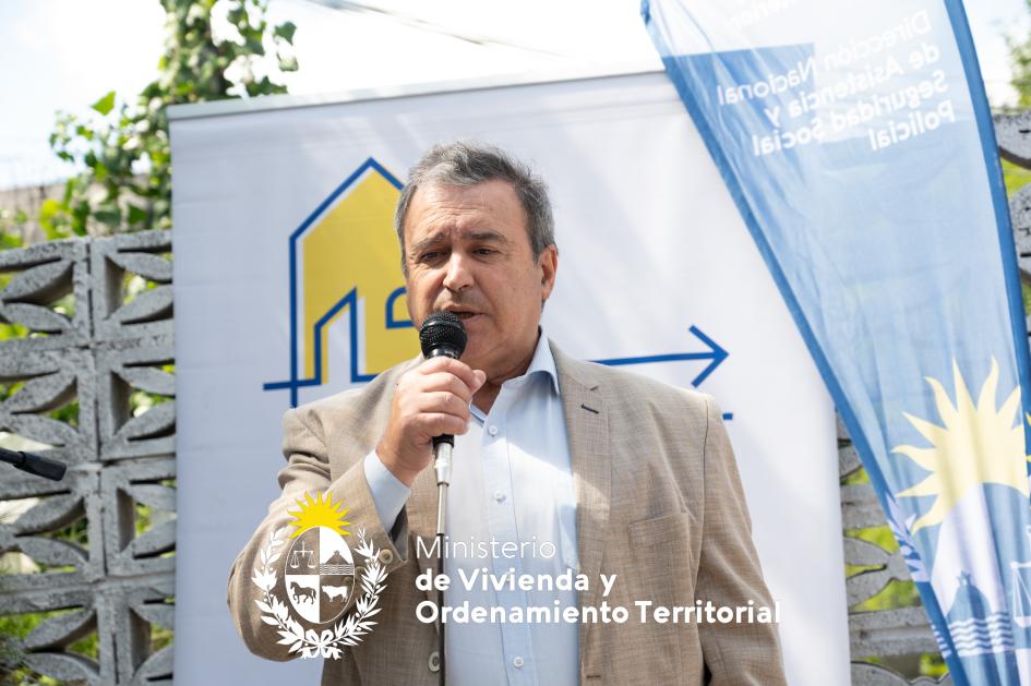 MVOT y Ministerio de Interior entregaron primera vivienda a funcionaria policial