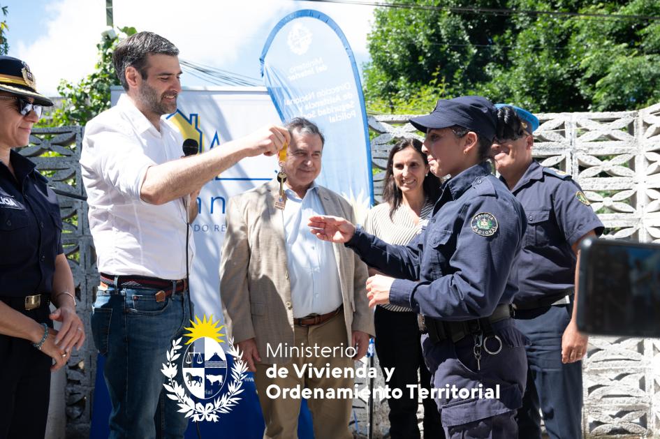 MVOT y Ministerio de Interior entregaron primera vivienda a funcionaria policial
