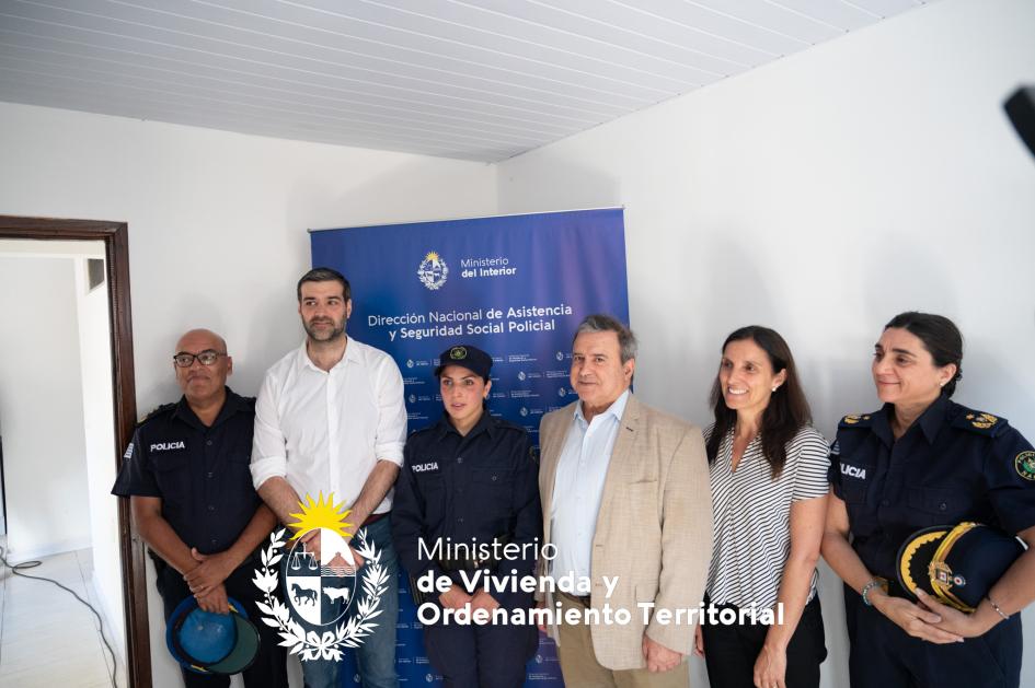 MVOT y Ministerio de Interior entregaron primera vivienda a funcionaria policial