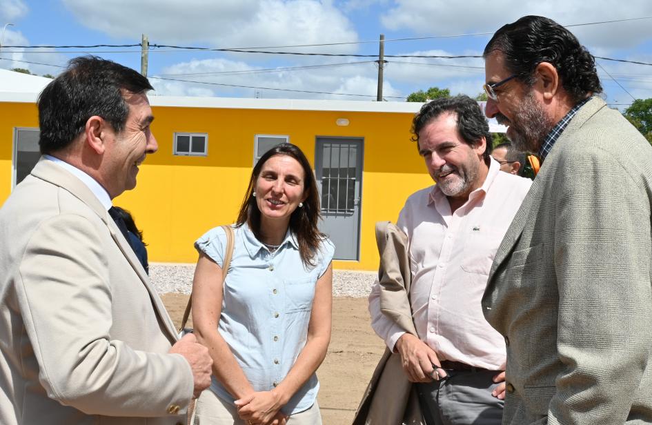 Autoridades del MVOT en la ceremonia de entrega de viviendas 