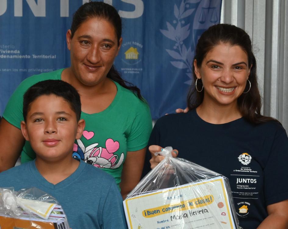 Entrega de kits de materiales en la ciudad de Melo