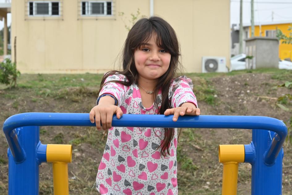 Niña jugando en la nueva plaza