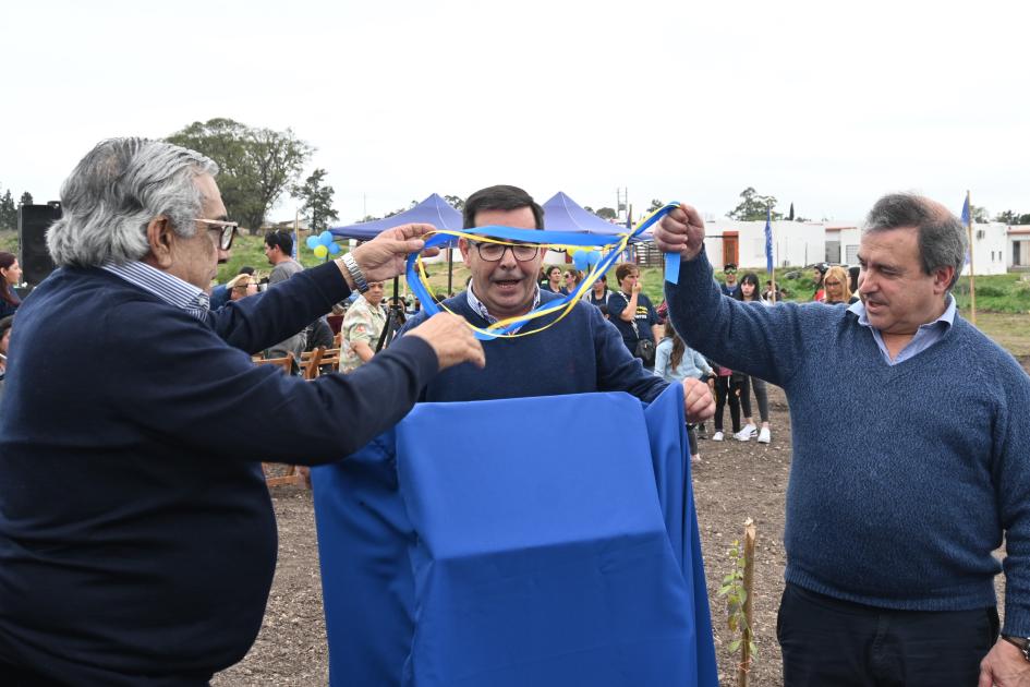 Autoridades en la plaza Cimarrón III