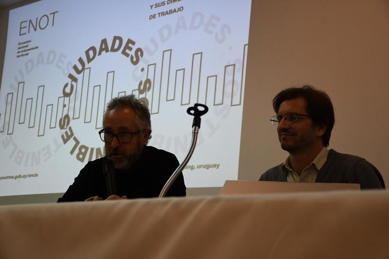 Director Nacional de Vivienda Salvador Schelotto y director Nacional de Ordenamiento Territorial en la apertura del Encuentro Nacional de Ordenamiento Territorial