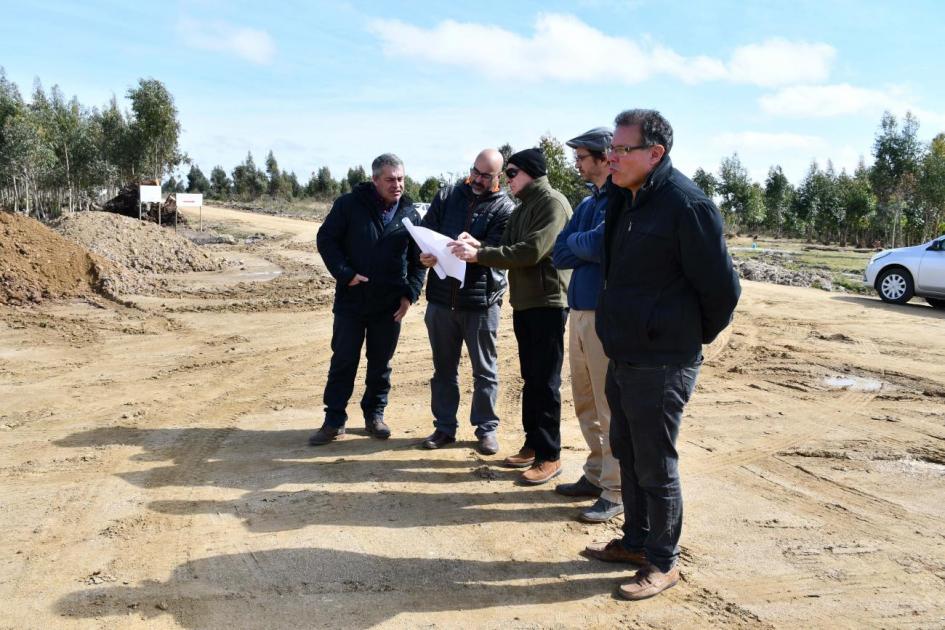 Autoridades del Mvotma, la Intendencia y el municipio de la Paloma junto a equipos técnicos reunidos en la recorrida por Rocha