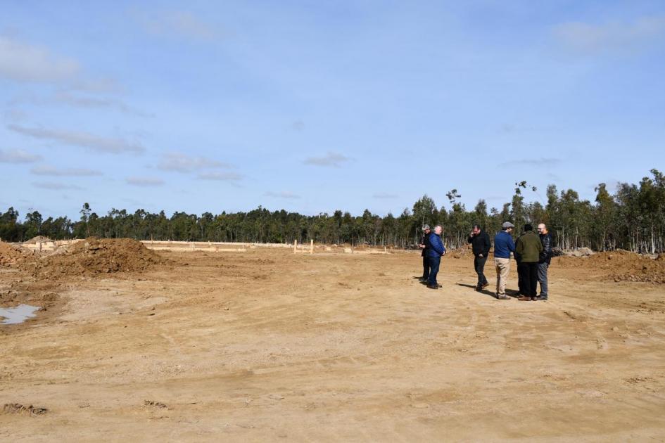 Autoridades del Mvotma, la Intendencia y el municipio de la Paloma junto a equipos técnicos en la recorrida por Rocha